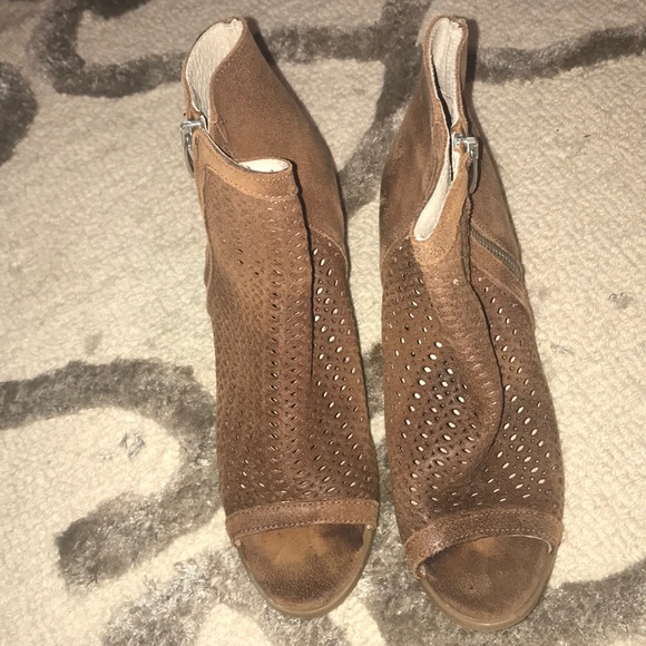 Open toe booties. Size 8 - Picture 2 of 3